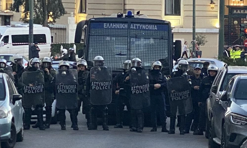 Κολωνάκι: Πραγματοποιείται αντιφασιστική πορεία- Ισχυρές αστυνομικές δυνάμεις στη Βασ. Σοφίας